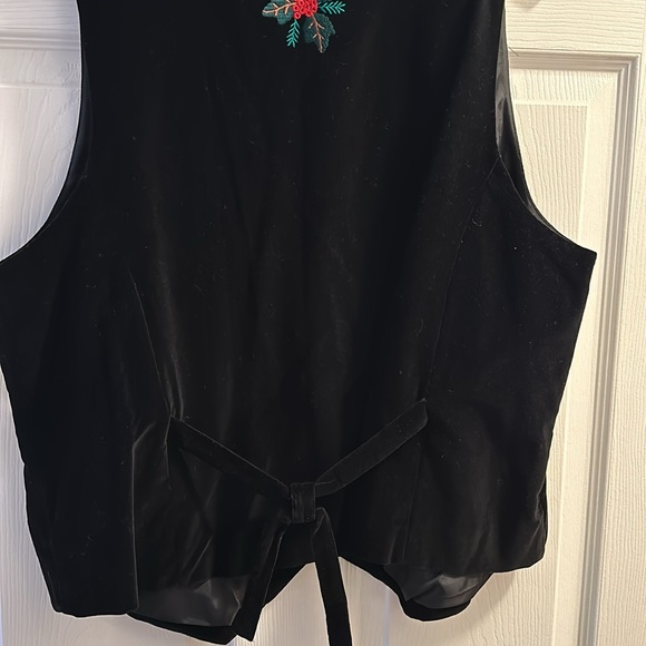 Women’s Black Velvet Vest NWT With
Beautiful Christmas Appliqués Size PL - Picture 8 of 9